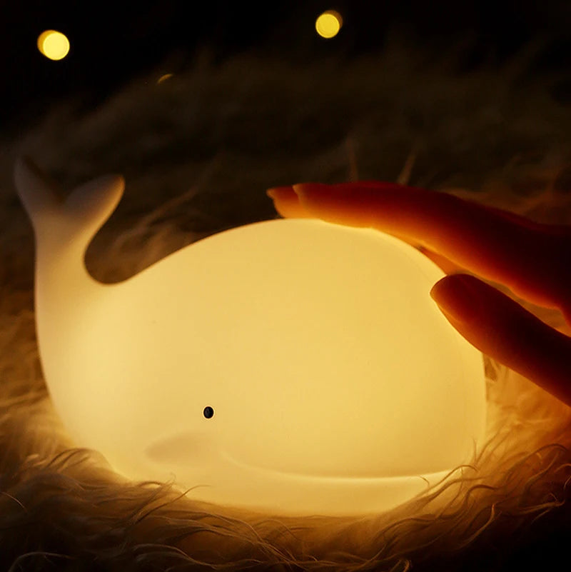 Whaleglow ™ Solas Oíche Silicone-Lampa míolta móra athluchtaithe 7-dhath do na páistí, naíolann & cois leapa